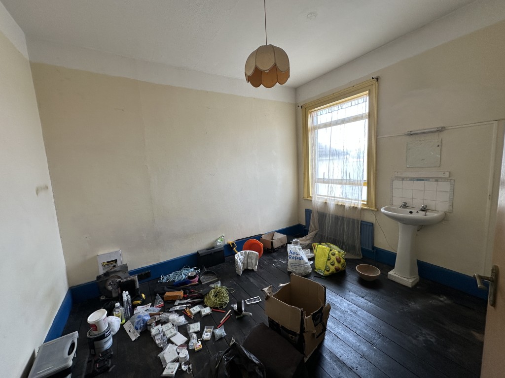 Lot: 114 - TERRACE HOUSE FOR REFURBISHMENT WITH PLANNING FOR THREE FLATS - Top Floor Bedroom